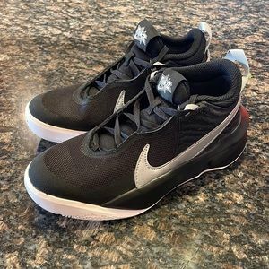 NIB Nike Boys Team Hustle D10 Shoes sz 4